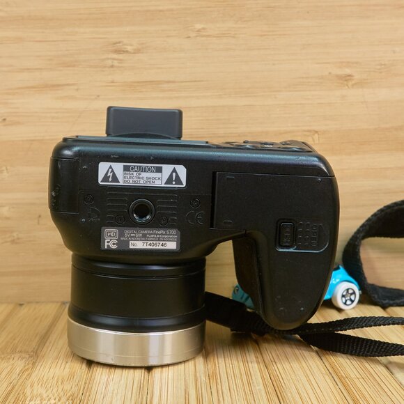 Fujifilm Finepix S700 7.1MP Digital Camera with 10x Optical Zoom - Picture 5 of 7